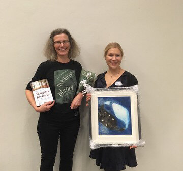 Professor Anne Sverdrup-Thygeson (t.v.) har blitt tildelt Bonnevieprisen av Norsk Biologforening (BIO). Her sammen med BIOs styreleder Hanna Elina Melteig (t.h.).