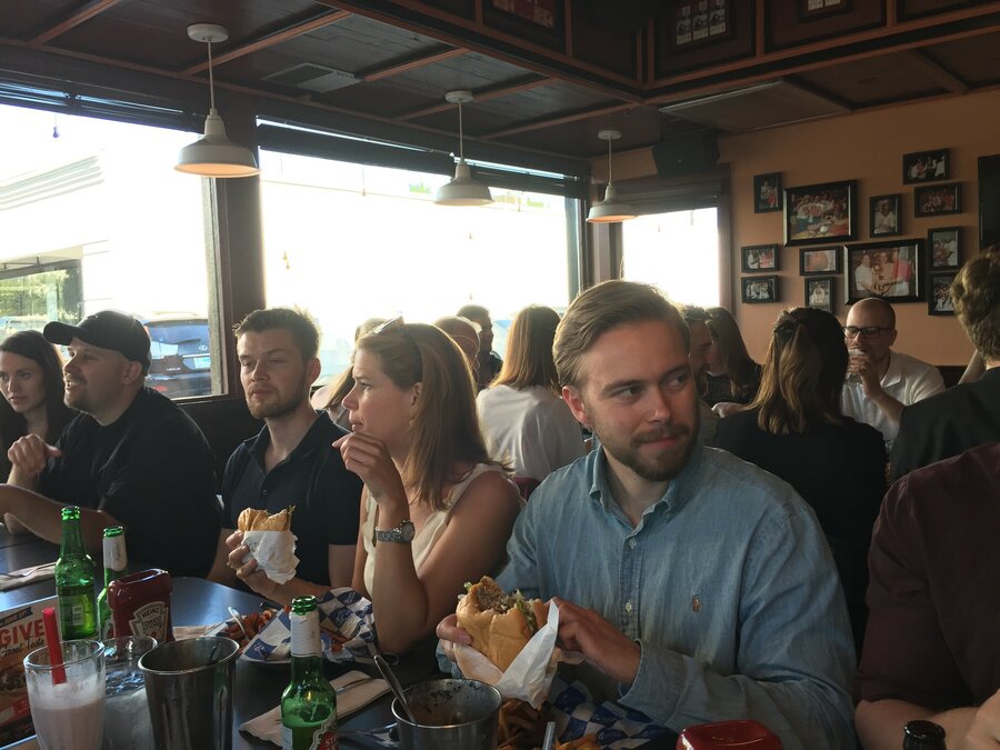 Studenter fra NMBU, HiB og UiO spiser på Papa Bros Burgers sammen med reisedelegasjonen