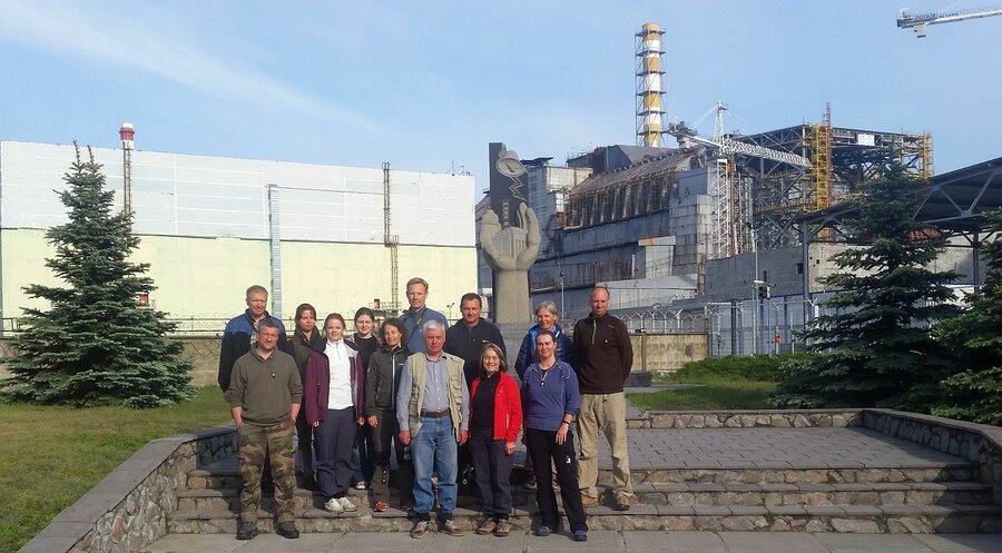 Forskere har nå gjennomført omfattende prøvetaking innenfor det «forbudte» området rundt Tsjernobyl. Her er forskerne samlet foran den ødelagte reaktoren og sarkofagen som er under bygging i Tsjernobyl.