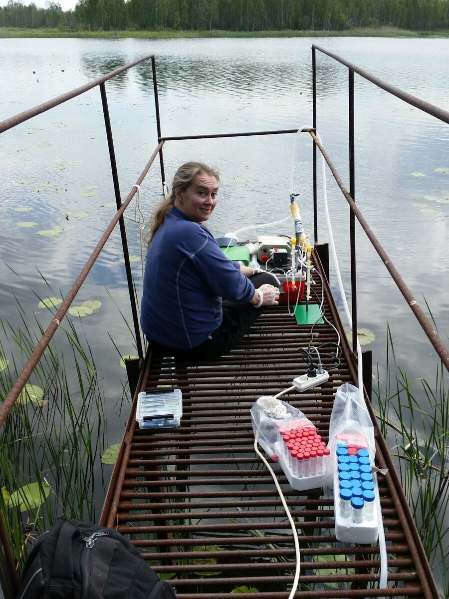 Prøvetaking ved Lake Globoka utført av  Professor Lindis Skipperud. 