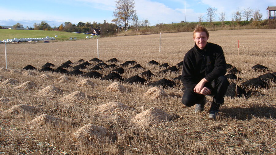 Ph.d.-kandidat Adam O’Toole, ved starten av biokullforsøkene på Ås i 2010. 