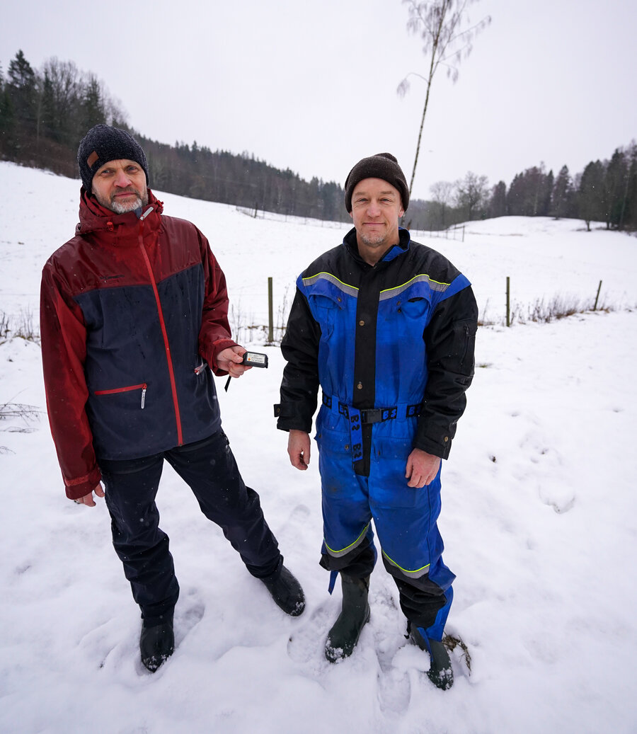 Professors J.G. Gjevestad (l.) and R. Bischof (r.), showing off the newest version of a wildlife GPS-collar developed at NMBU. 