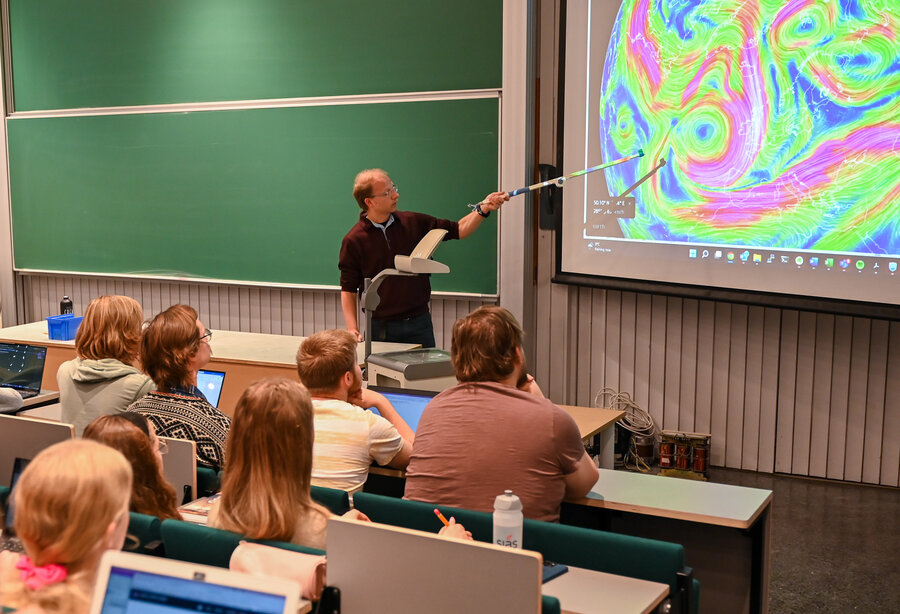 Bjørn Samset underviser fysikkstudenter i emnet Klimaendringer, bærekraft og tilpasninger ved NMBU