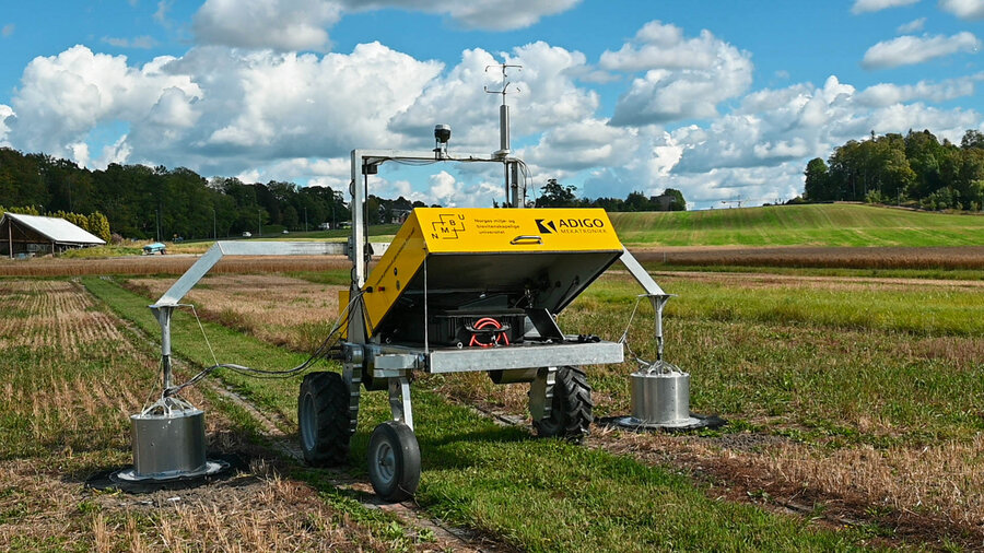 Roboten som måler klimagassutslipp real-time fra jorda, er utviklet i et samarbeid mellom NMBU-forskere og Adigo. 