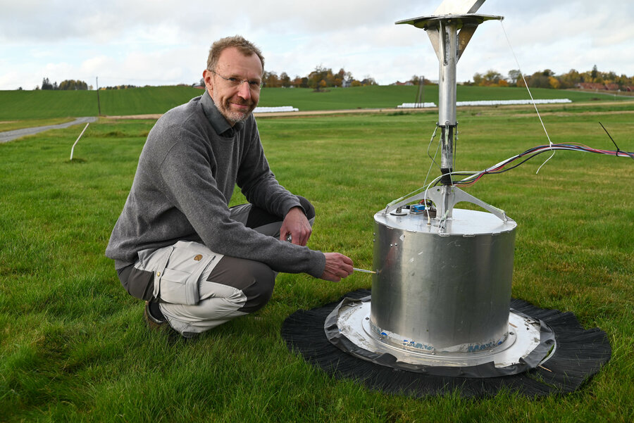 NMBU-forsker Lars Molstad sjekker det ene kammeret på roboten som måler klimagassutslipp fra jordet. 
