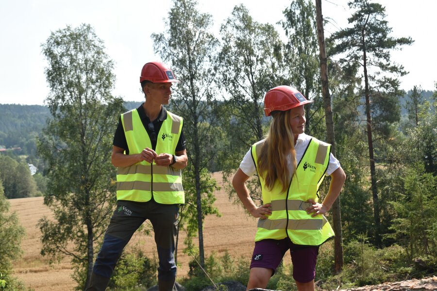 Skogsjef Nord i Viken Skog Even Bergseng og skogbruksleder Pia Schøyen fortale studentene om deres hverdag i skognæringen. Begge har utdanningen sin fra NMBU.