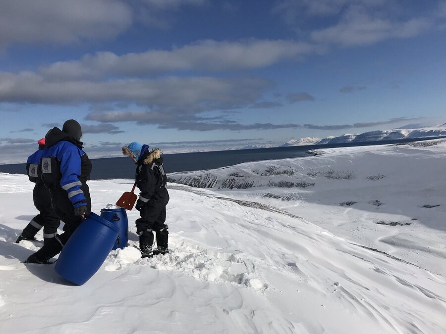 Forskere henter inn miljøprøver på Svalbard. 