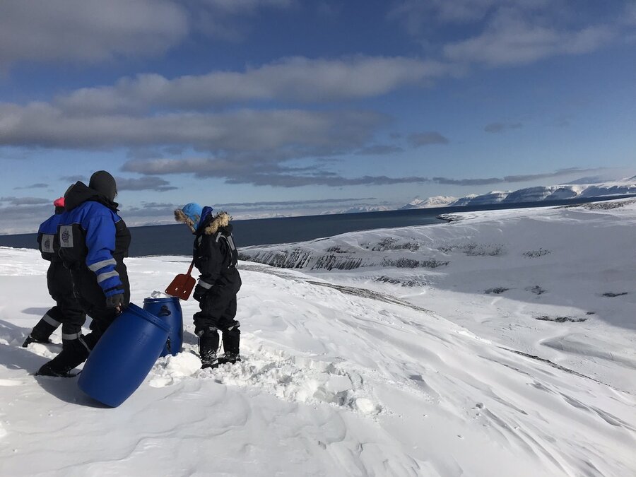 Forskere henter inn miljøprøver på Svalbard.