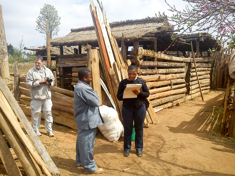 Coletha Mtenga Mathew på feltarbeid i Tanzania.