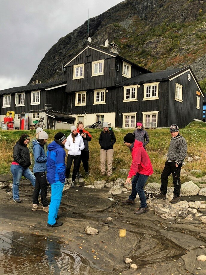 Lektorstudenter øver på uteundervisning med professor Edvin Østergaard: Å møte naturen med vårt estetiske blikk. 