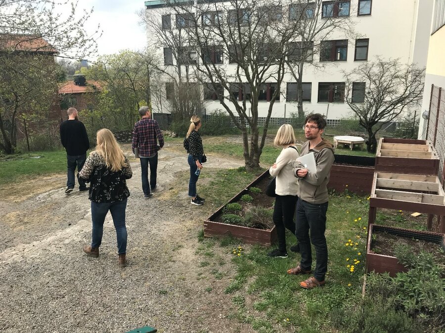 Omvising rundt skulen, på overflata likna Globala Gymnasiet på ein kva som helst skule