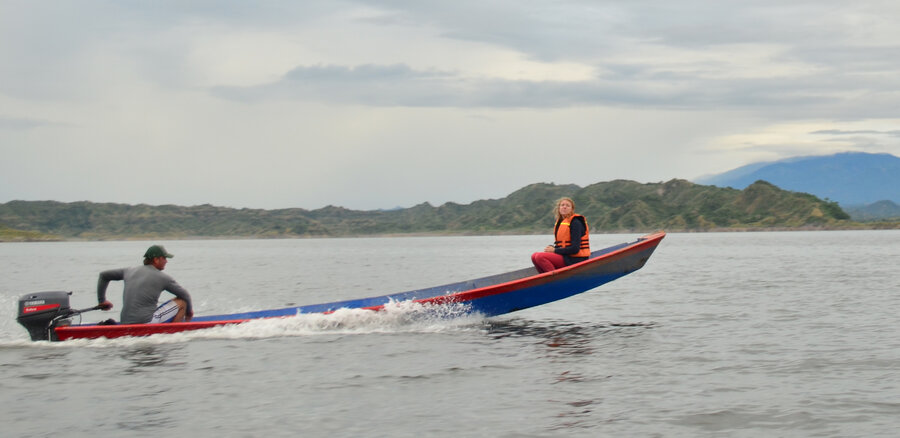 Cornelia Helmcke joined a local fisherman to check fishing nets (atarrayas) in the El Quimbo reservoir to learn about the dam’s impact on the fishing sector.