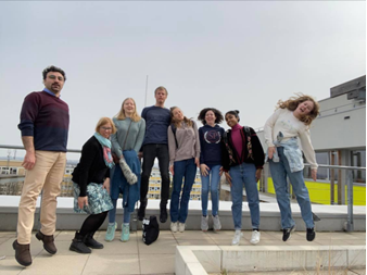 Lektorstudenter og studieveileder på sightseeing på campus på CZU i Praha
