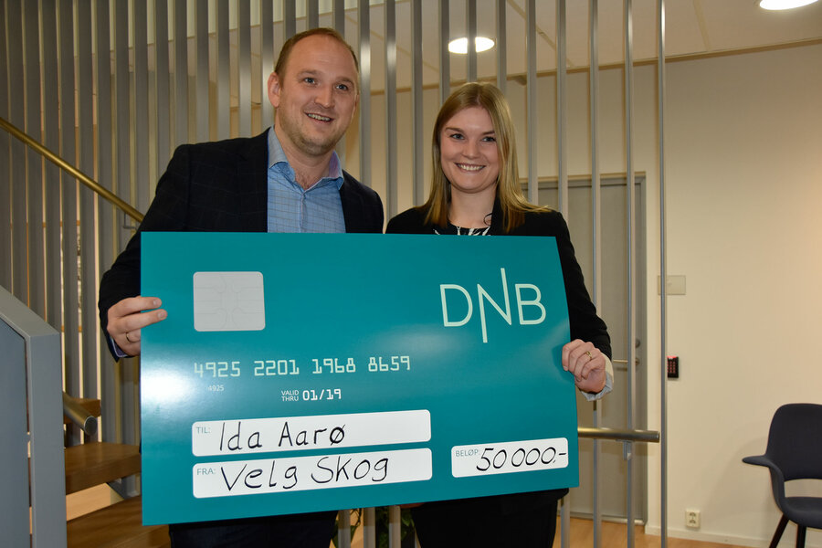 Landbruks- og matminister Jon Georg Dale og Ida Aarø, mottaker av pris for beste masteroppgave. 