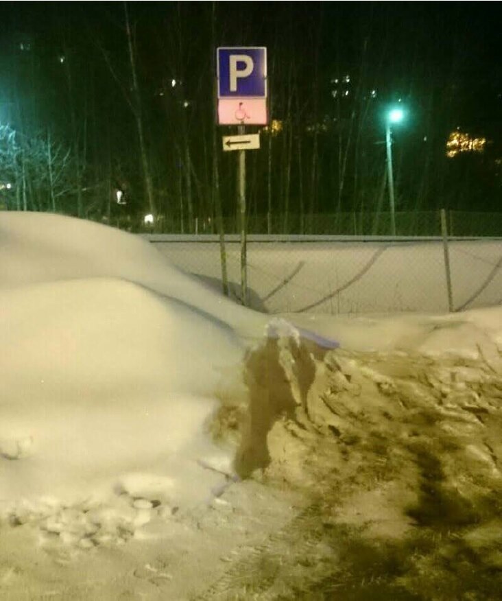 Denne handicap-parkeringen er den eneste parkeringen i området som har ikke blitt måkt for snø hele vinteren, kommenterer professor Siri Eriksen.  