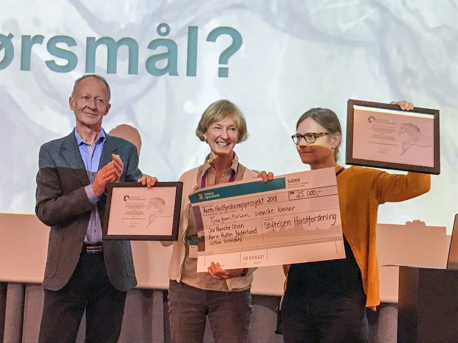 Siv Hanche-Olsen (midten) og Karin Hultin Jäderlund fra NMBU mottar prisen for Årets Hästforskningsprosjekt av Stiftelsen Hästforskning fredag 16. november. 