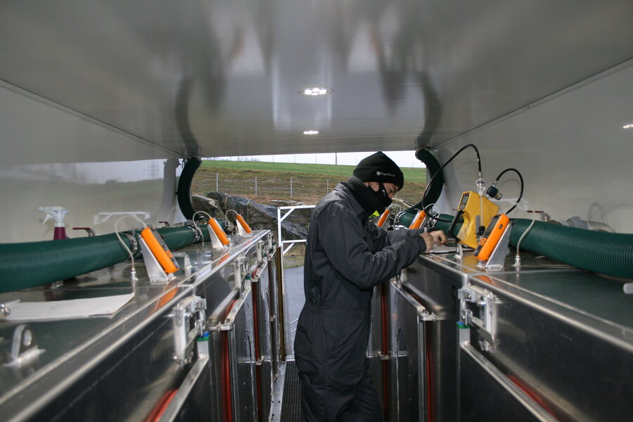 Avlsrådgiver Martin Opheim Gløersen gjør målingene på sauen på metanbilen.