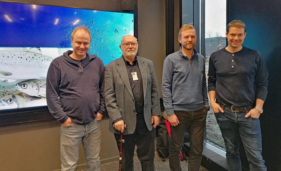 Håkon Torsvik (t.v.) og Bjørn Olav Rosseland sammen med Christian Rønning og Frode Finne-Fridell fra PureSalmon Kaldnes på første undervisningsdag.