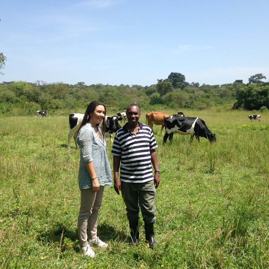 Prosjektleder i Uganda, Dr. Clovice Kankya, har tatt doktorgraden sin ved Veterinærhøgskolen. Her er han på feltbesøk med Jeanette Da Silva fra NORAD.