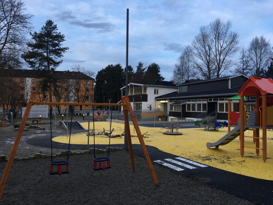 Gummiasfalt preger stadig flere uteområder i norske skoler og barnehager. 
