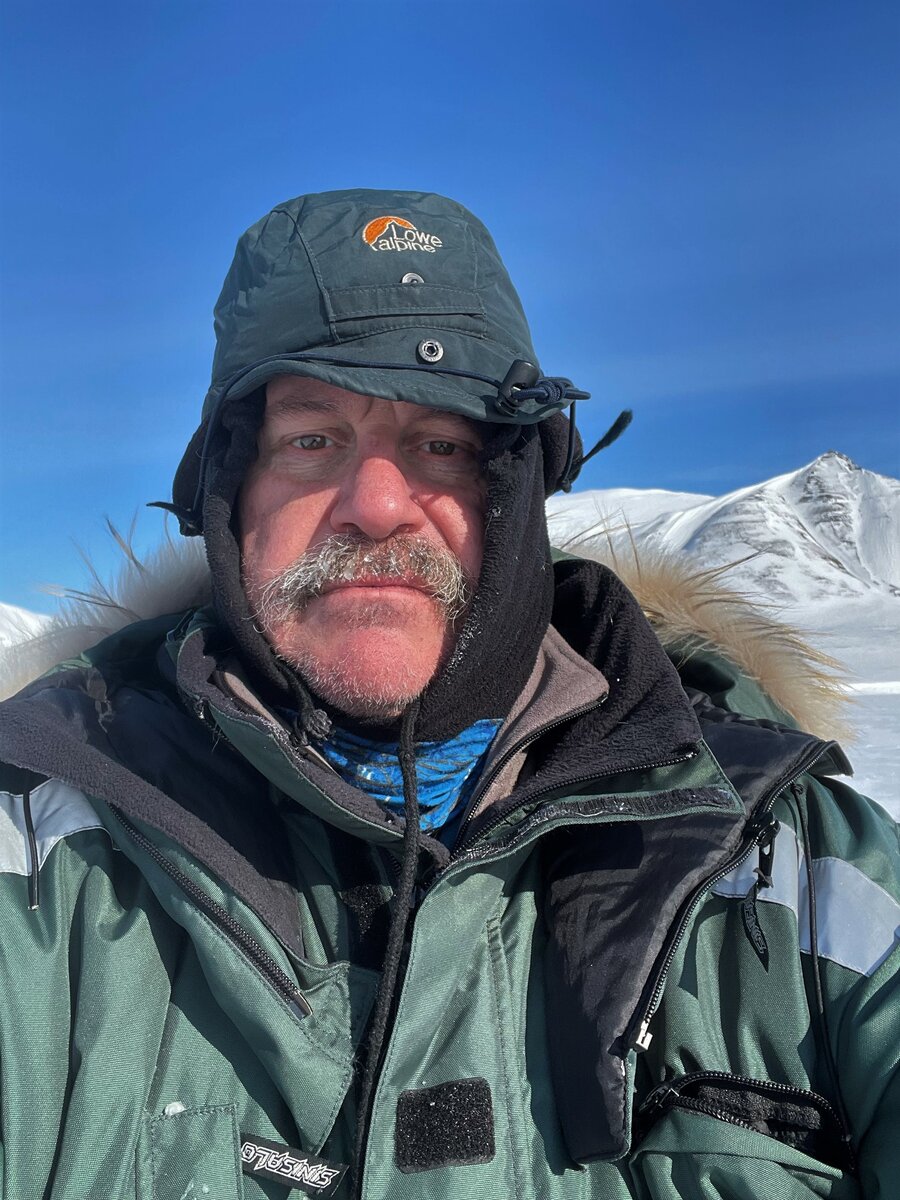 Kjemiprofessor Roland Kallenborn under feltarbeid på Svalbard 2022.