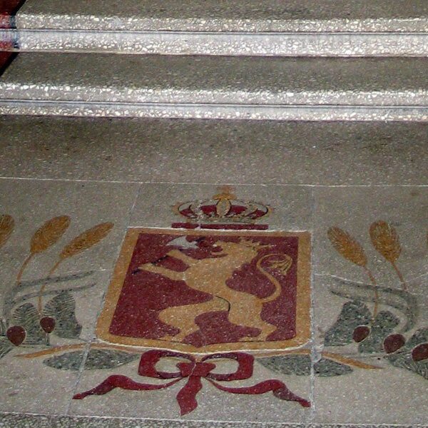 Riksvåpenet i gulvet ved hovedinngangen,2007