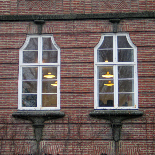 Under vindu er det antydning til konsollbæring som ender i kapiteler, Fasade Tårnbygningen, 2007