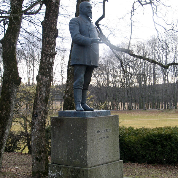 Statue av Hirsch - fra 2007