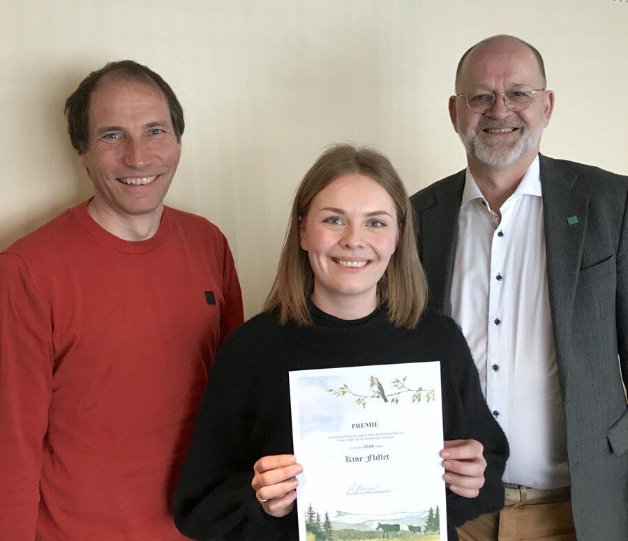 Professor Andreas Brunner og dekan Sjur Baardsen omkranser Kine Fliflet. Hun ble tildelt pris fra Hartmann Bollerød legat som beste masterstudent i skogfag 2018.
