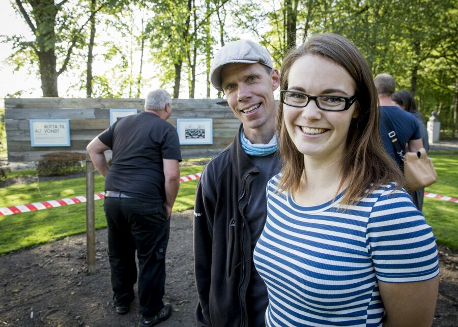 NMBU-gartner Filip Ihrsen og Ingvild Fossheim under lanseringen av kunstutstillingen "Rotta til alt vondt" i NMBU-parken på Campus Ås.