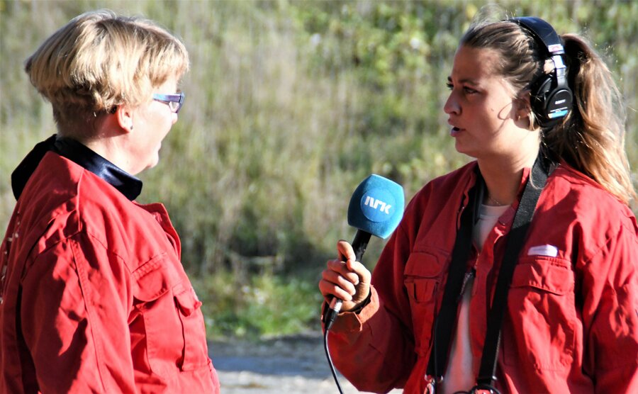 Forsker ved Folkehelsevitenskap – NMBU, Ingeborg Pedersen (t.v.), forteller til reporter Helene Rosshot (t.h.) ved Nrk Radio Østlandssendingen, hvordan bl.a. kuterapi har innvirkning på oss mennesker.