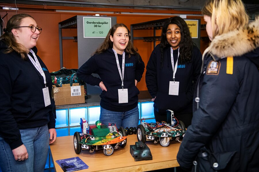 Robotikk-studentene Jorid Holmen, Emilie Marie Dege Simonsen og Christianie Torres tok seg av NMBUs makerspace.