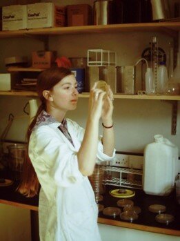 Judith Narvhus som doktorgradsstipendiat ved Cytopathology Unit, St. Helier hospital, University of Surrey, 1972 – 1978. Hun skrev oppgave om lactobacillus og hovedveilederen var mikrobiologi-professor J. E. Smith.