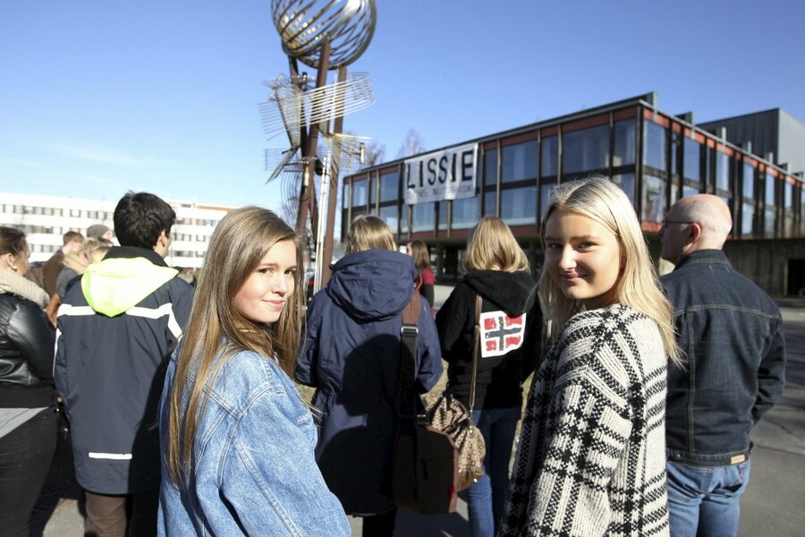 Julie (til høyre) fikk et godt inntrykk av NMBU da hun deltok på Åpen dag i 2014 sammen med Vilde Lund Aarskog