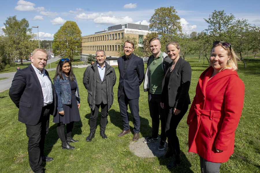 NMBU-ledelsen, studentleder og lokale politikere gleder seg over midler til oppgradering av KA-bygget. Fra venstre: Kjetil Barfelt (FRP), Sara Berg (Høyre), Paul Bolus Johansen (KRF), NMBUs administrasjonsdirektør Lars Atle Holm, leder av Studenttinget v