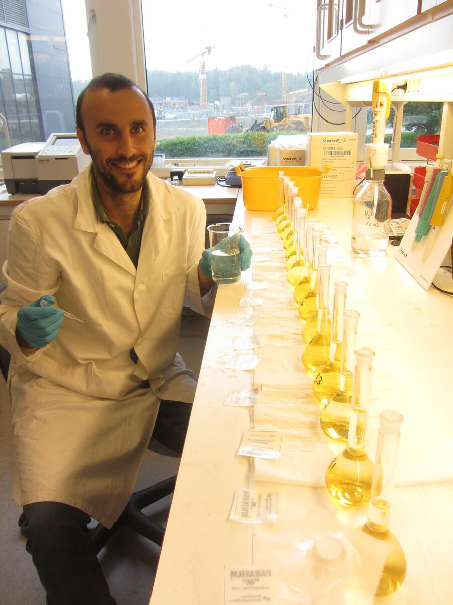 Itani måler fordøyeligheten av fôrkomponenter ved hjelp av titandioksid (TiO2) -metoden. Intensiteten til den gule fargen forteller om fordøyeligheten av fôret
