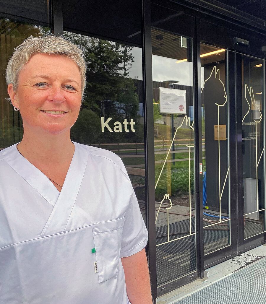 Klinikkleder Kristin Wear Prestrud er stolt over at Dyresykehuset - smådyr har fått utmerkelsen Cat Friendly Clinic på gullnivå.