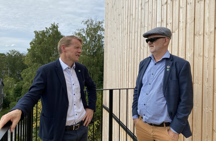 NMBUs administrerende direktør Lars Atle Holm og NMBU-rektor Sjur Baardsen besiktiger de nye studentboligene i Skogveien.