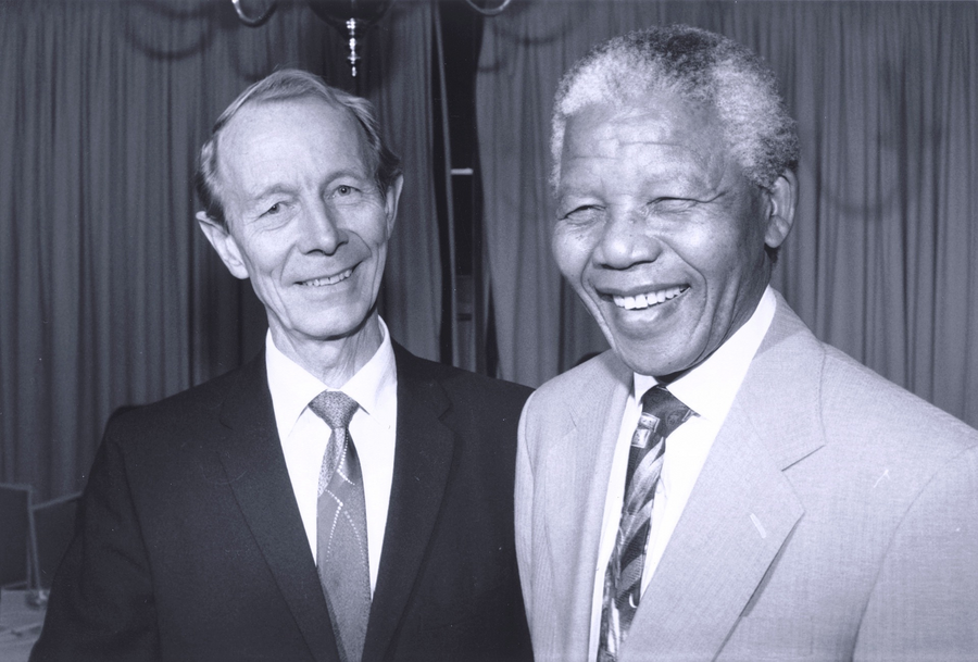 Professor Ola Heide og Nelson Mandela. 