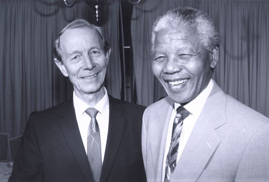 Professor Ola Heide og Nelson Mandela.