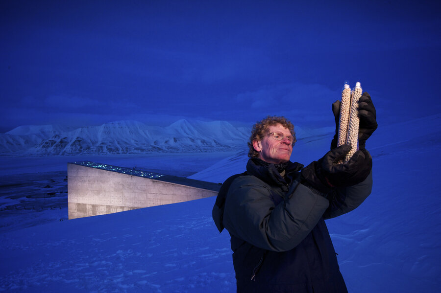 Cary Fowler ved frøhvelvet på Svalbard. 