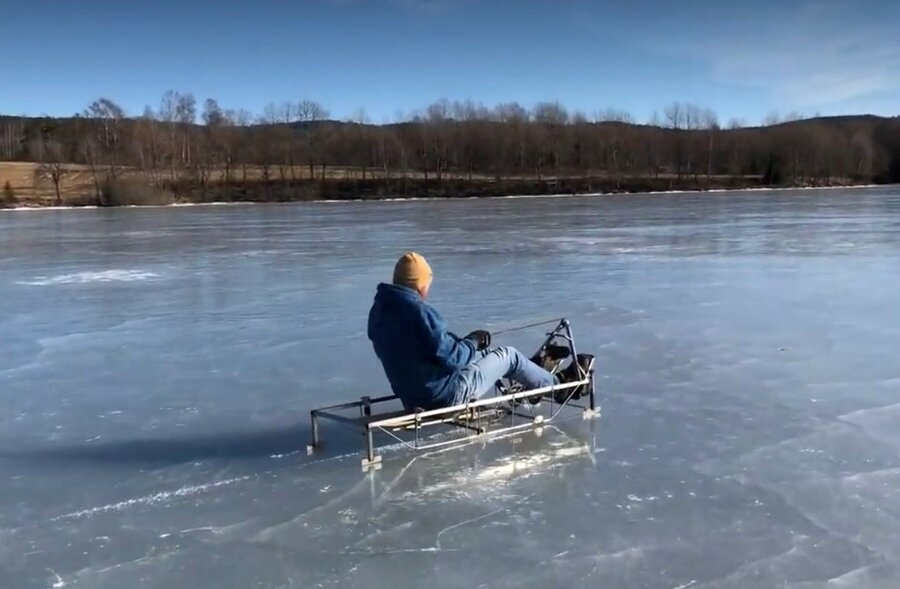Monty Hatfield tester skøytebilen på isen.