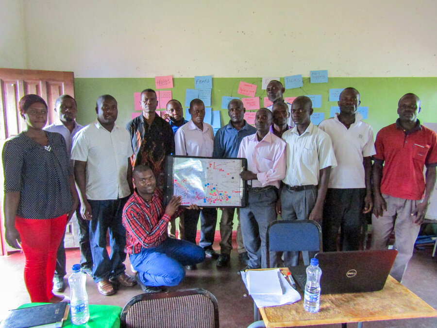 Chisoni Mumba sammen med kollegaer under feltarbeid i Zambia.