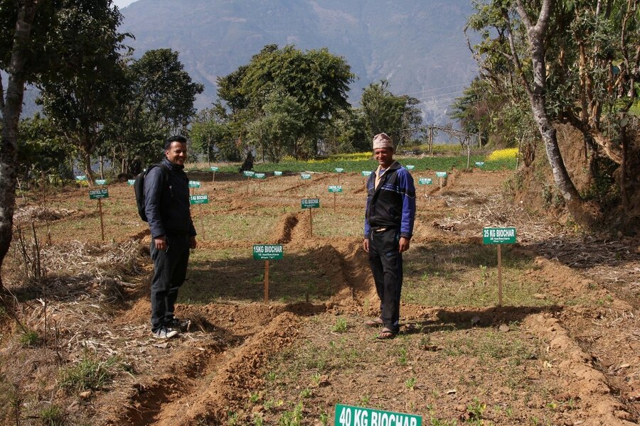 Ph.d.-kandidat Naba Raj Pandit (venstre) og bonde Khem Raj Neupane, i forsøksfeltene i Rasuwa-distriktet, Nepal.