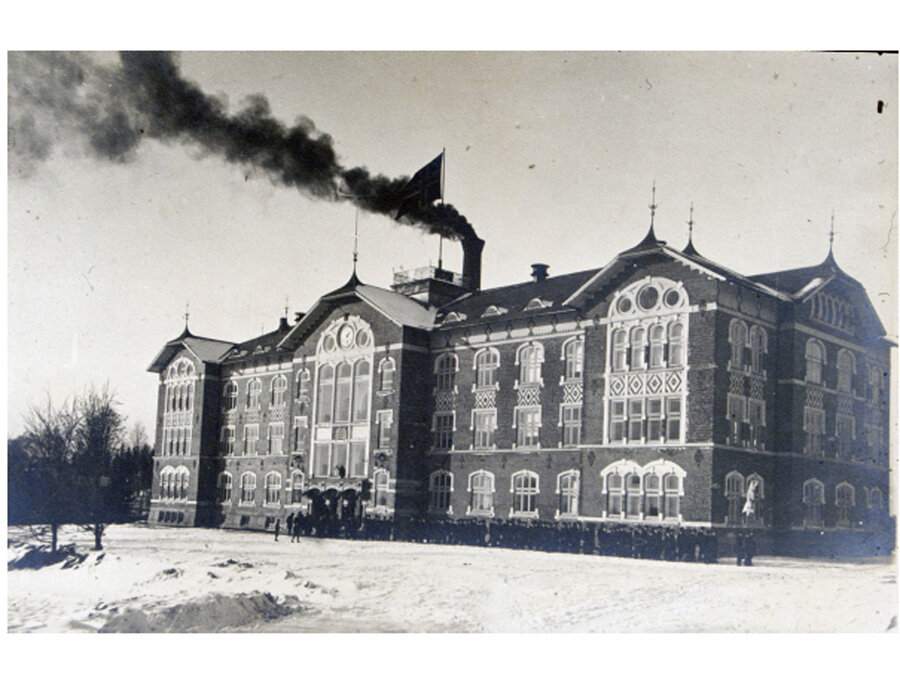 Det syntes fra Pipen at kraftstasjonen var i gang, Urbygningen tidlig 1900