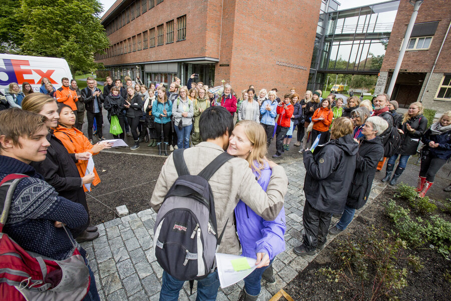 Studentene fikk hver sin klem av rektor, for godt utført arbeid.