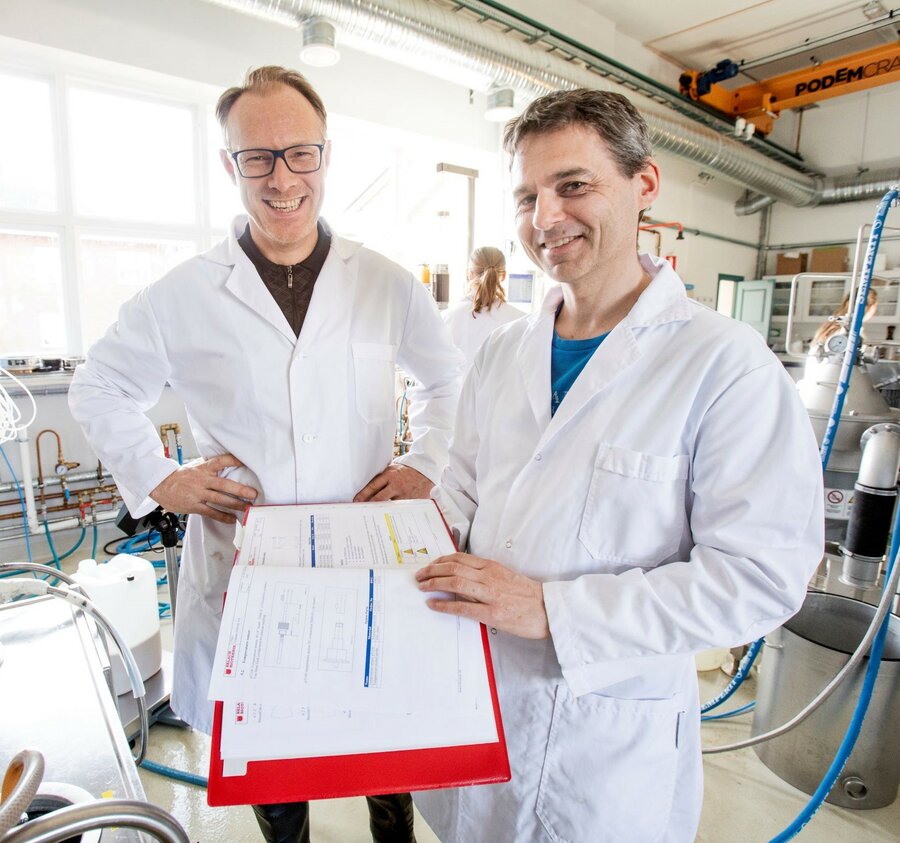 Bjørge Westereng og kollega Svein Jarle Horn i bioraffineriet. 