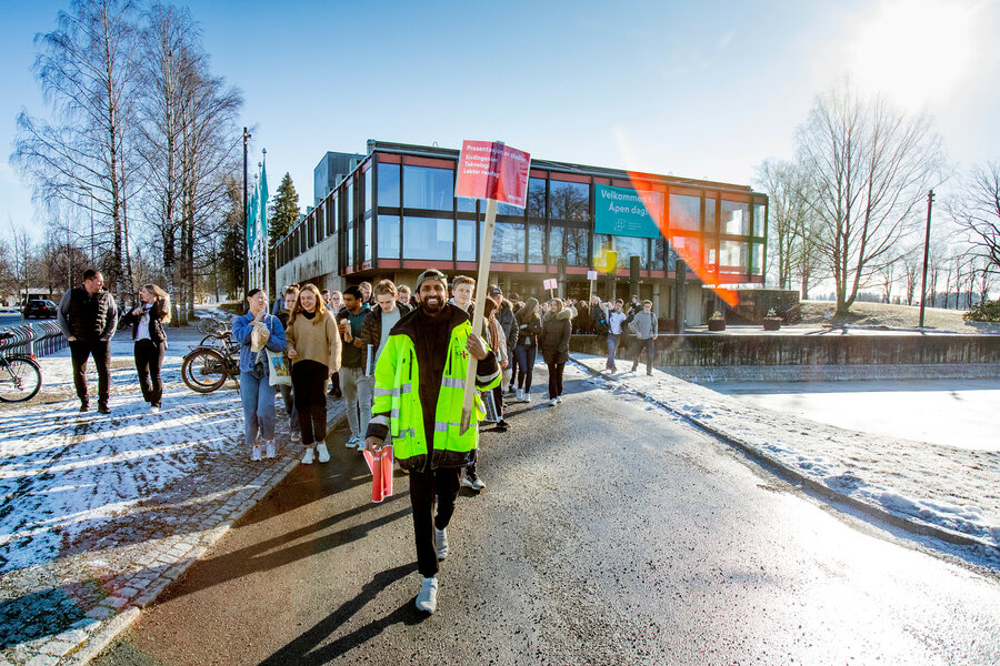 Besøkende på Åpen Dag blir møtt av NMBU-studenter som viser dem rundt.