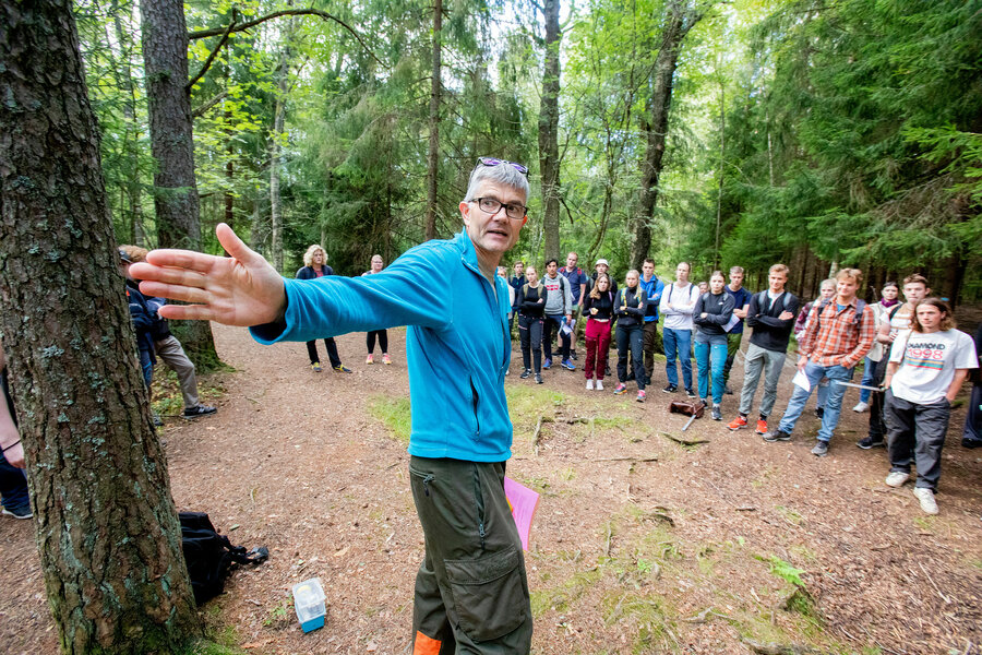 Forsker Ole Martin Bollandsås underviser nye studenter i skogfag ved NMBU.