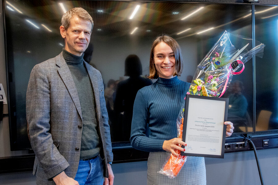Prorektor for utdanning Solve Sæbø sammen med Johanna H. Wagnerberger som fikk prisen for beste masteroppgave i 2020.
